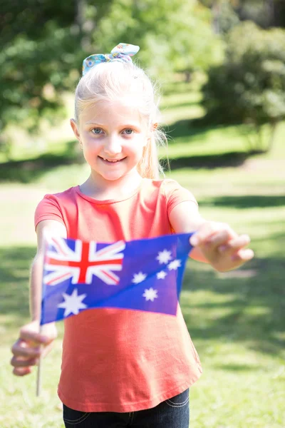 Liten flicka viftande australiska flaggan — Stockfoto