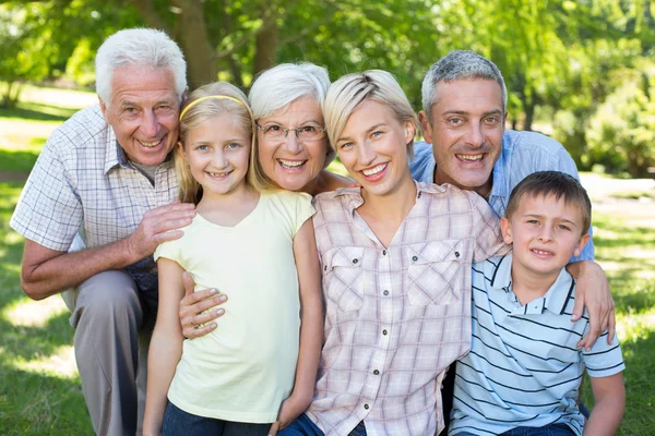 Glückliche Familie lächelt in die Kamera — Stockfoto