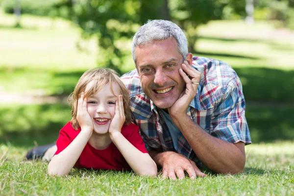 Vater liegt mit Sohn im Gras — Stockfoto