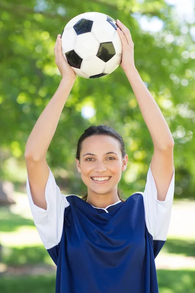 Bonito jogador de futebol sorrindo para a câmera — Fotografia de Stock