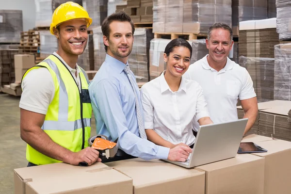 Gerentes de almacén y trabajador — Foto de Stock