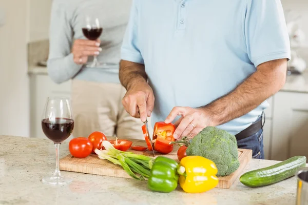 Coppia matura con vino rosso — Foto Stock