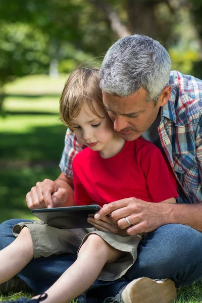 タブレット pc を使用して彼の息子の父 — ストック写真