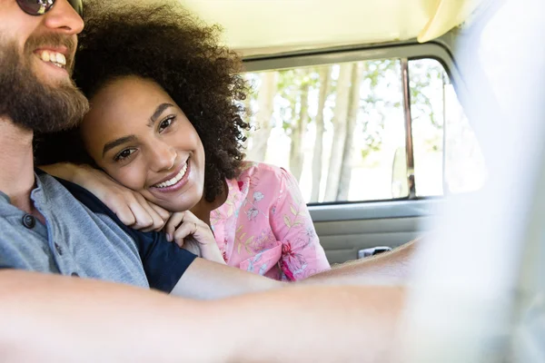 Hipster par körning i camper van — Stockfoto