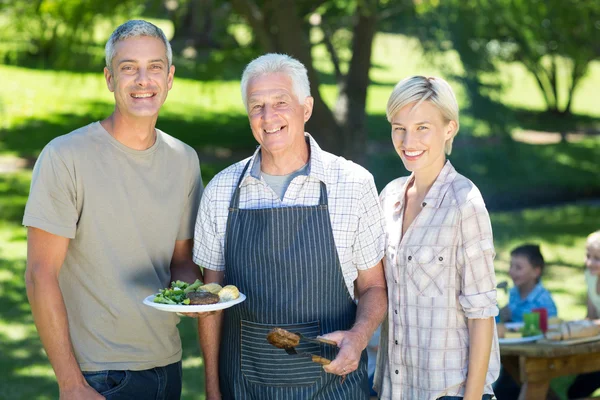 Koppel met grootvader doen barbecue — Stockfoto