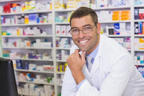 Lachende apotheker camera kijken — Stockfoto