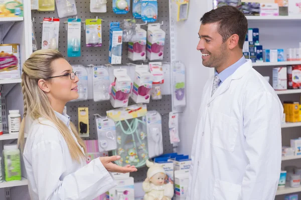 Tým farmaceutů, usmíval se a mluví — Stock fotografie