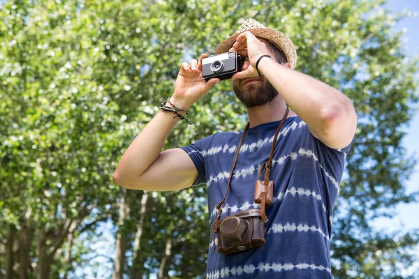 Schöner Hipster mit Vintage-Kamera — Stockfoto