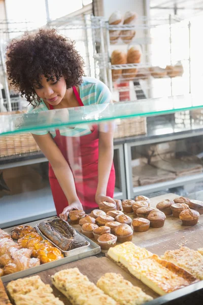 Dipendente sorridente che si muove sopra la pasticceria — Foto Stock