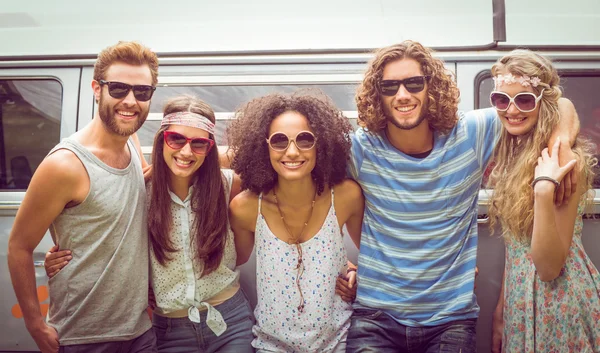 Hipster amigos sorrindo para a câmera — Fotografia de Stock