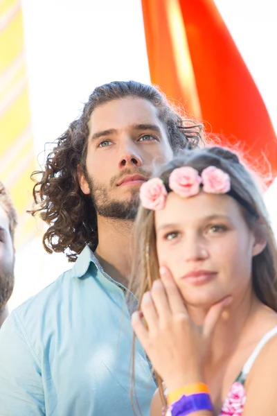 Emocionados fans de la música en el festival — Foto de Stock