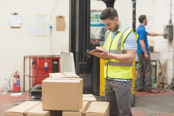 Warehouse worker with clipboard — Stock Photo, Image