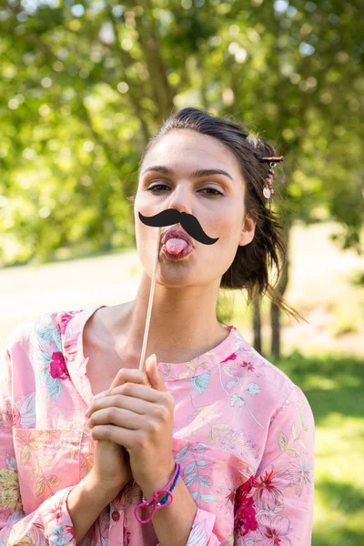 Morena bonita com bigode falso — Fotografia de Stock