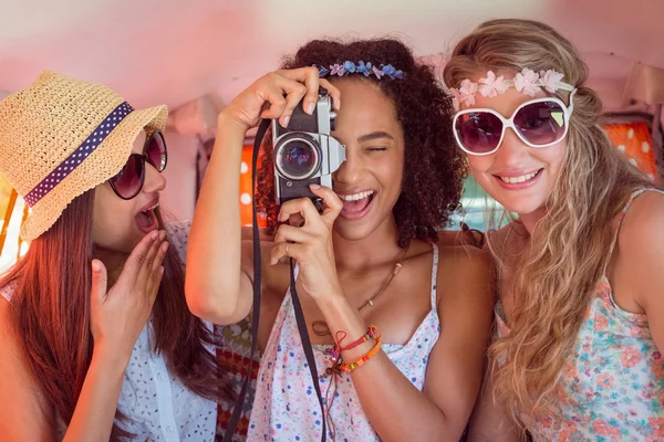 Hipster vrienden op road trip — Stockfoto