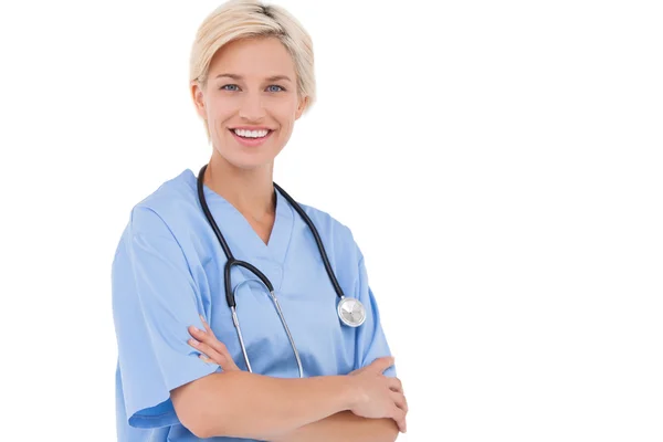 Médico rubio sonriendo a la cámara — Foto de Stock