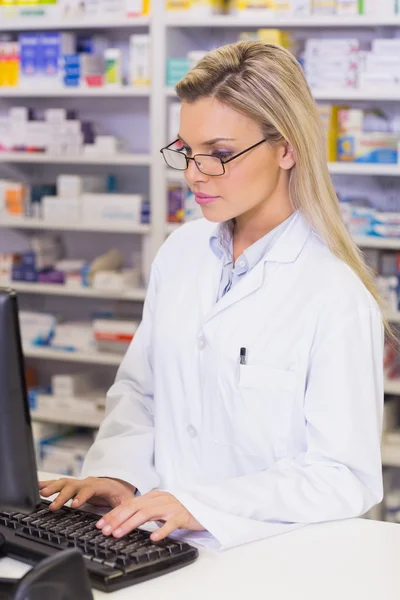 Pharmacist using the computer — Stock Photo, Image