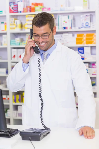 Feliz farmacéutico en el teléfono —  Fotos de Stock