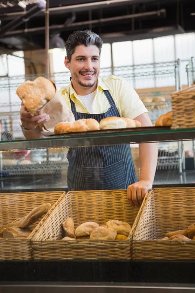 Porträtt av leende server erbjuder bröd — Stockfoto