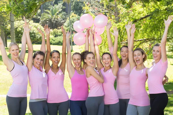 Mulheres sorridentes em rosa para a consciência do câncer de mama — Fotografia de Stock