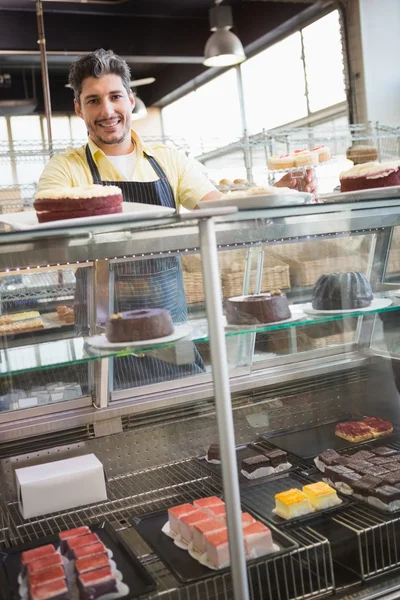 Uśmiechający się pracownika za deser — Zdjęcie stockowe