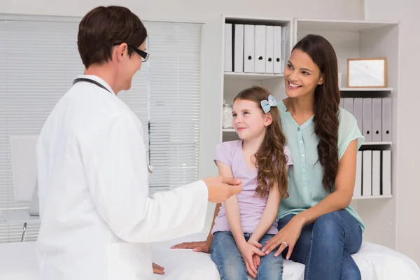 Doctor examining girl with mother — Stock Photo, Image