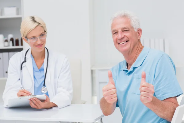 Seniorin gestikuliert mit erhobenem Daumen — Stockfoto