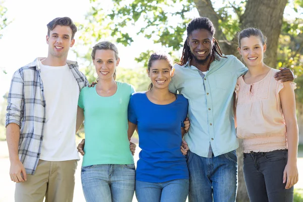 Happy friends in the park — Stock Photo, Image