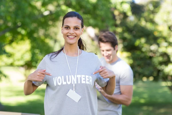 Feliz voluntario morena sonriendo —  Fotos de Stock