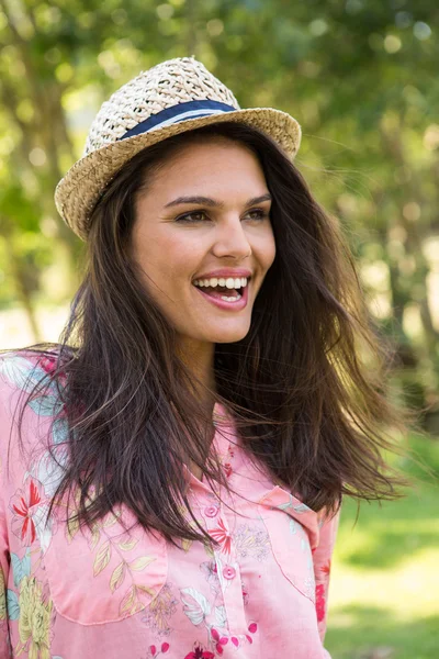 Ładna brunetka uśmiechający się w parku — Zdjęcie stockowe