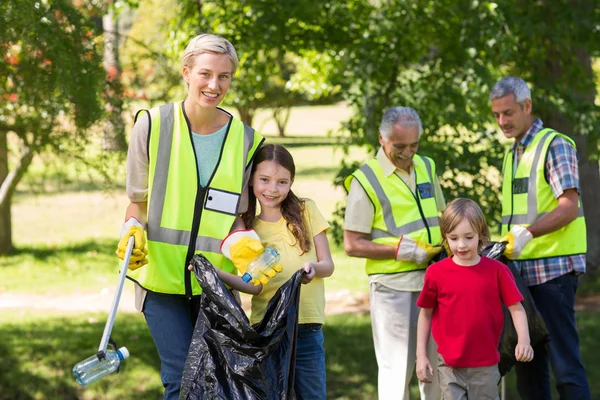 Happy family collecting rubbish — Stock Photo, Image