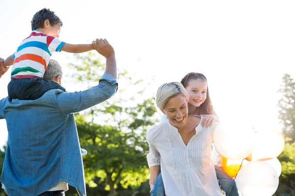 Glückliche Familie spielt im Park — Stockfoto