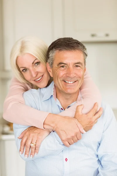 Glückliches älteres Paar lächelt — Stockfoto