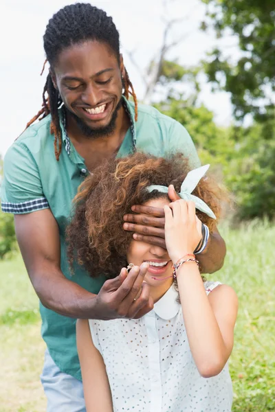 Mann will Freundin Heiratsantrag machen — Stockfoto