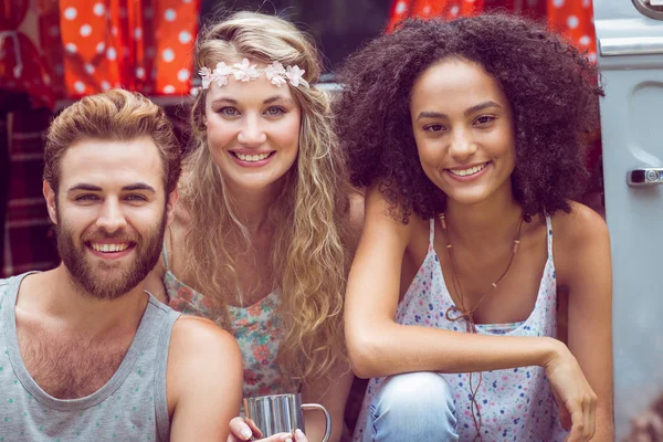 Hipster amigos en autocaravana en el festival — Foto de Stock