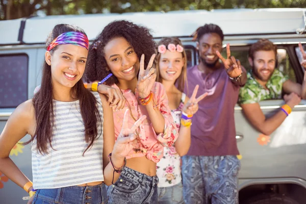 Hipsters pasando el rato por autocaravana — Foto de Stock