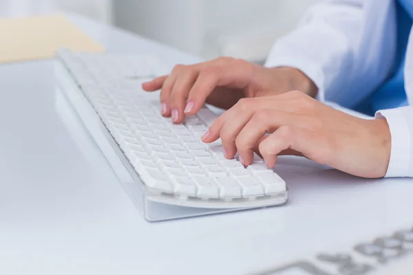 Läkare händer med hjälp av datorns tangentbord — Stockfoto