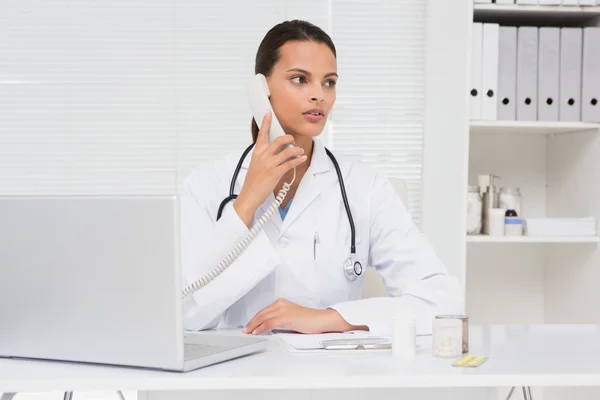 Vet phoning and using laptop — Stock Photo, Image