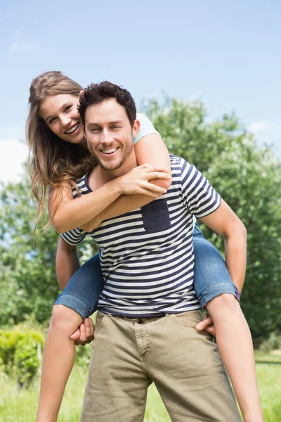 Couple mignon s'amuser dans le parc — Photo