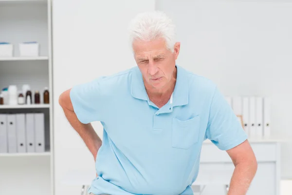 Idősebb ember szenved hátfájástól — Stock Fotó