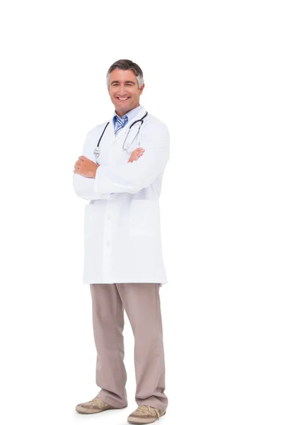 Zufriedener Arzt blickt in die Kamera — Stockfoto