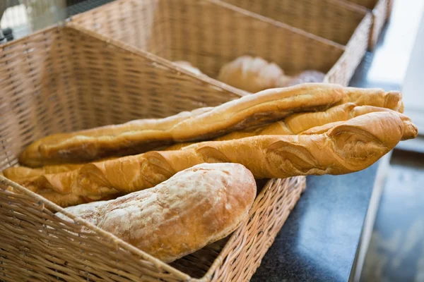 Cesta com pães frescos e baguetes — Fotografia de Stock