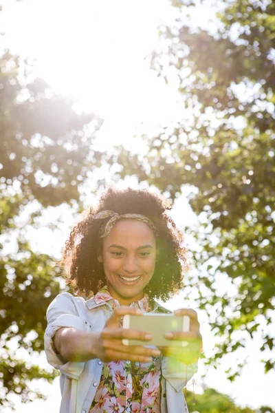 Pretty hipster using her smartphone — Stock Photo, Image