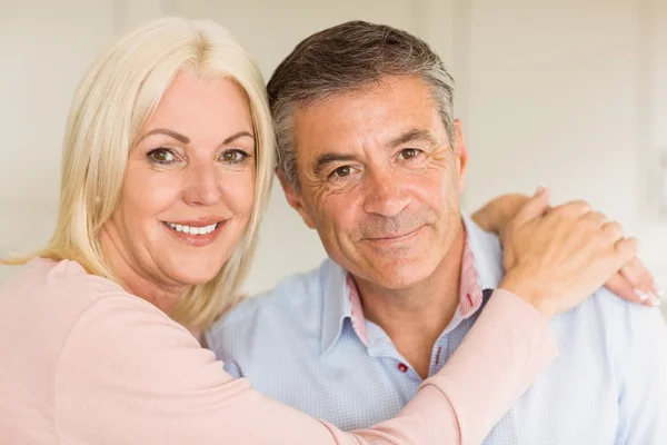 Glückliches älteres Paar lächelt — Stockfoto