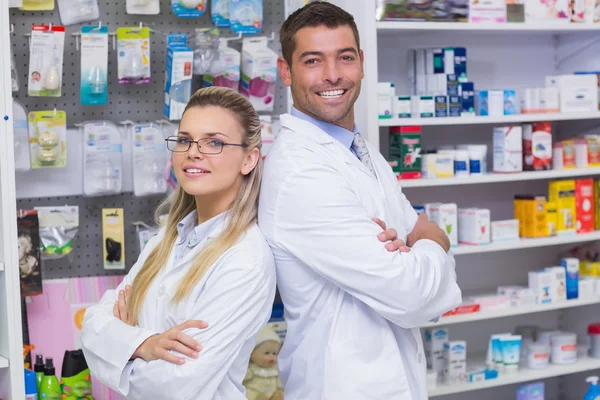 Team di farmacisti che sorridono alla telecamera — Foto Stock