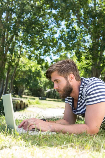 Hipster korzysta z laptopa w parku — Zdjęcie stockowe