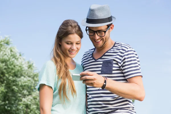 Paar im Park schaut sich Selfie an — Stockfoto