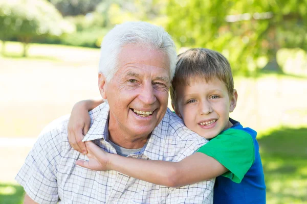 Avô feliz com seu neto — Fotografia de Stock