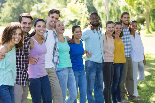 Glückliche Freunde im Park — Stockfoto