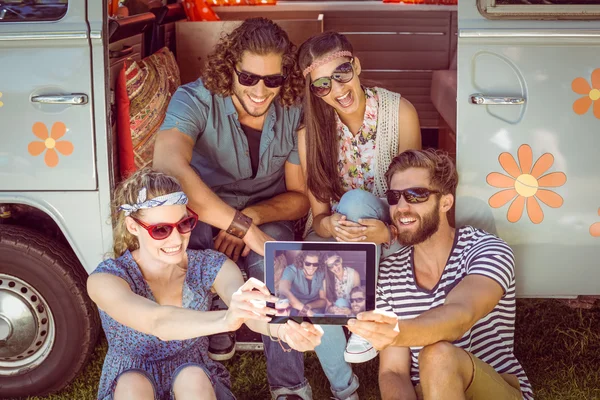 Hipster friends taking a selfie — Stock Photo, Image