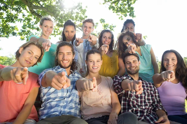 Amici sorridenti che puntano alla fotocamera — Foto Stock